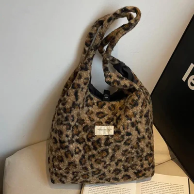Leopard pattern plush handbag