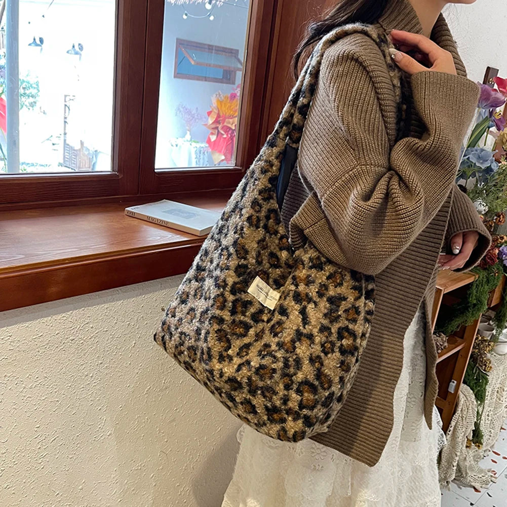Leopard pattern plush handbag