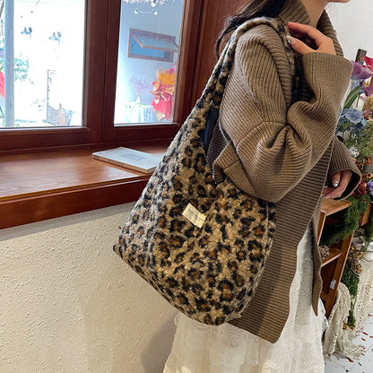 Leopard pattern plush handbag