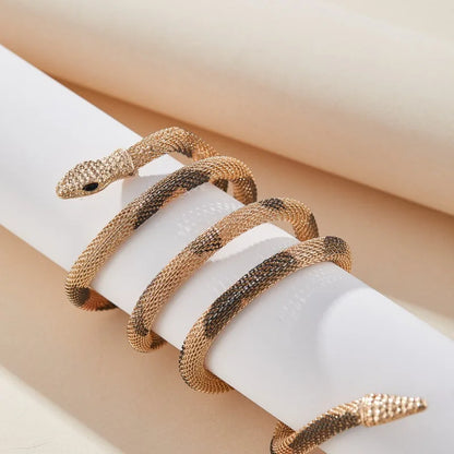 Creative Twisted Snake Head Pendants Necklace