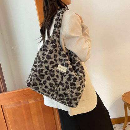 Leopard pattern plush handbag