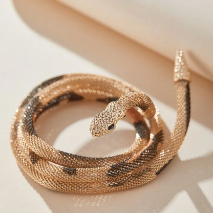 Creative Twisted Snake Head Pendants Necklace